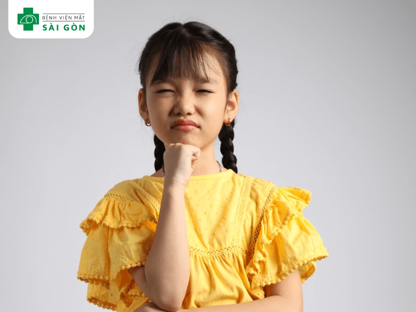Loạn thị ở trẻ em khó nhận biết