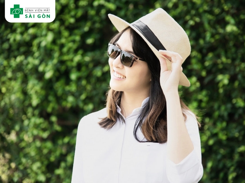 Kính râm giúp bảo vệ mắt khỏi tia UV và các yếu tố gây hại từ môi trường