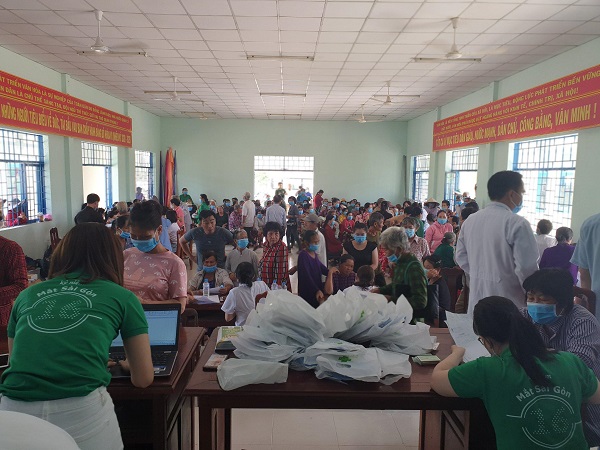 Đoàn từ thiện Bệnh Viện Đa Khoa Mắt Sài Gòn đến với xã Tân Hiệp, huyện Thạnh Hóa, tỉnh Long An