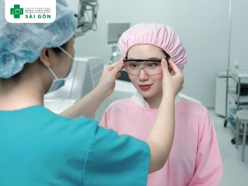 Bệnh nhân được chăm sóc sau khi mổ LASIK