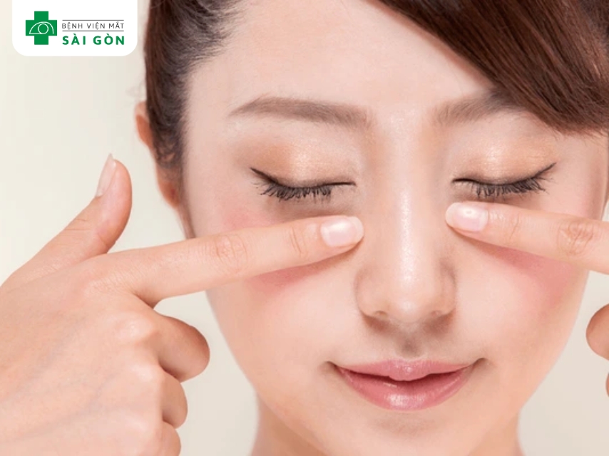 Massage đúng kỹ thuật vùng mí và khóe mắt giúp giảm ngứa mắt hiệu quả