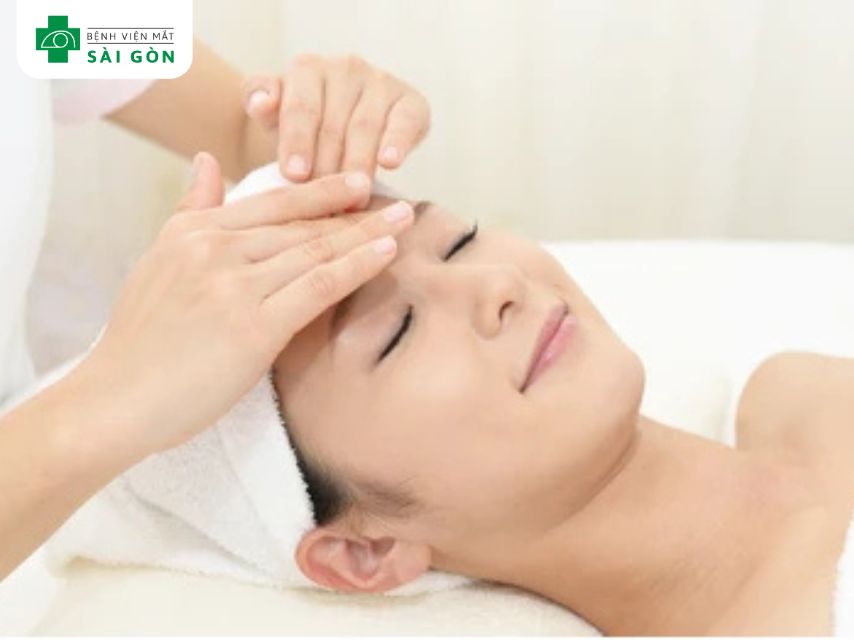 Massage vùng da quanh mắt