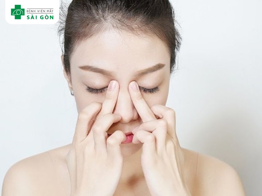 Massage làm giảm bọng mắt