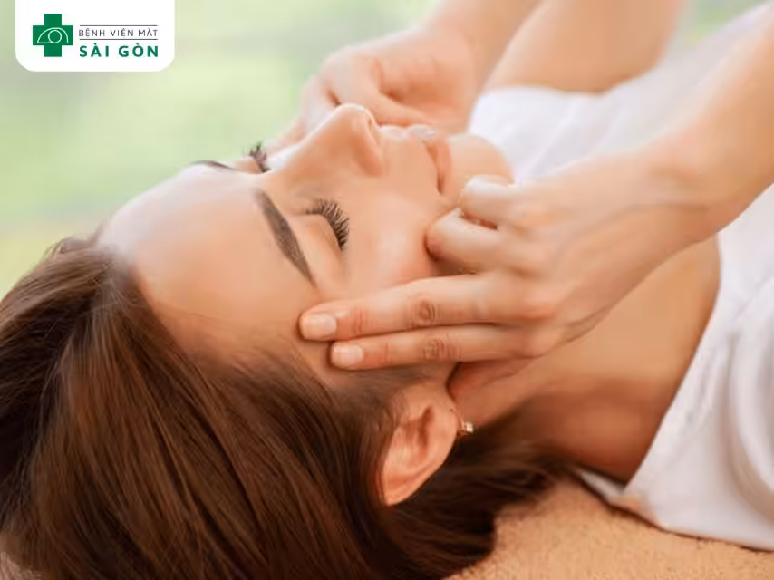 Đặt ngón giữa lên vùng hõm ở thái dương