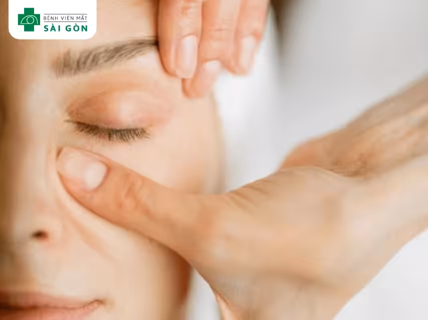 Massage dọc theo xương hốc mắt
