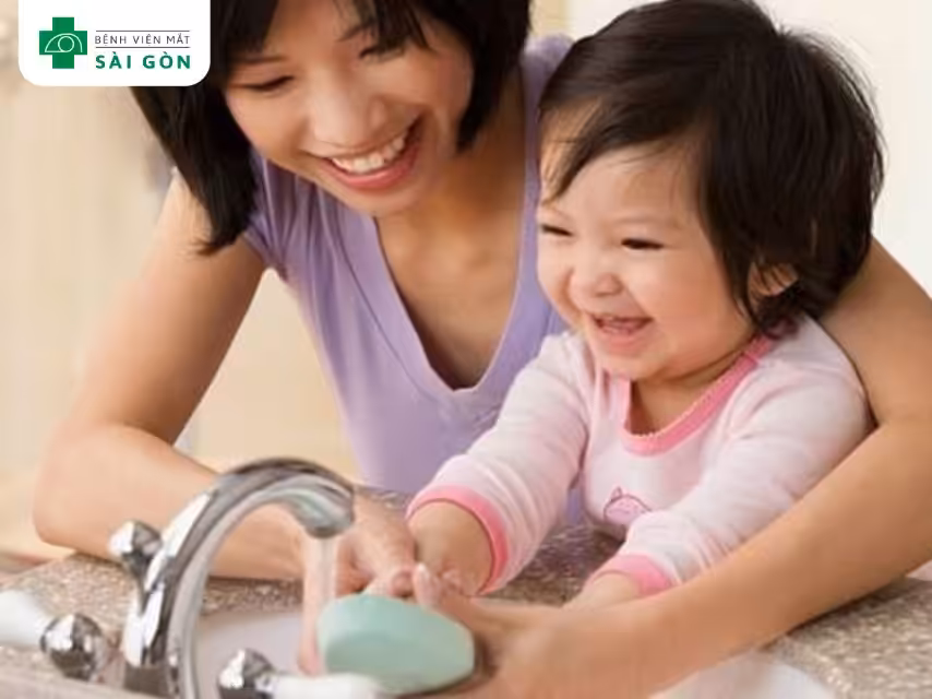 Hạn chế mắt đổ ghèn buổi sáng cho bé