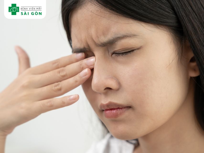 Mắt bị mờ như có màng che có nguy hiểm không?