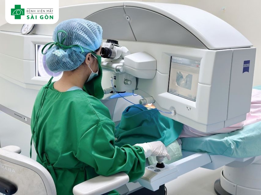Mắt Sài Gòn điều trị laser miễn phí khi tái cận