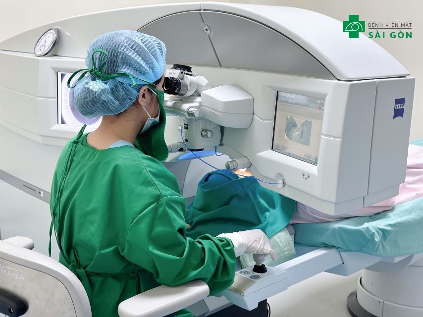 Mắt Sài Gòn điều trị laser miễn phí khi tái cận