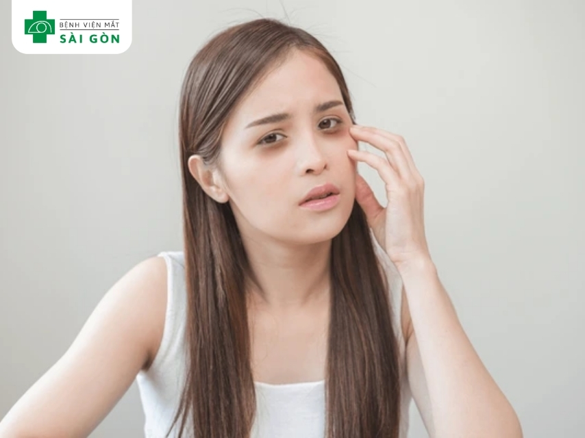 Nhãn cầu lùi sâu vào hốc mắt