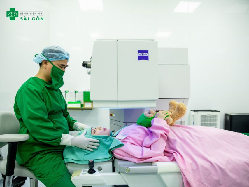 Mổ cận 10 độ bằng phương pháp FEMTO Pro