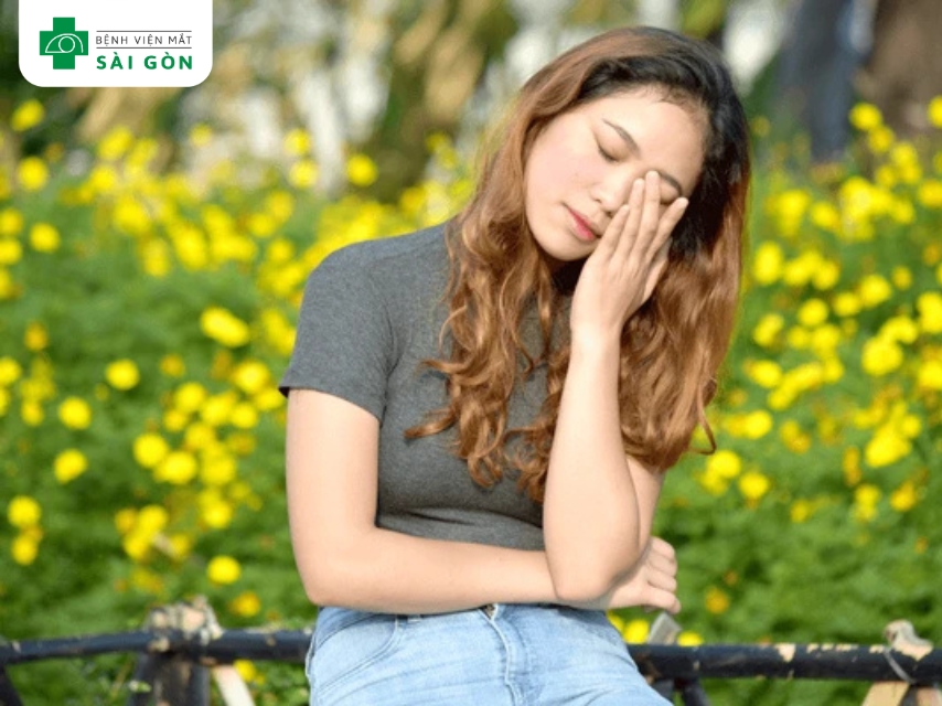 Phấn hoa và cỏ là chất gây sưng và viêm mắt