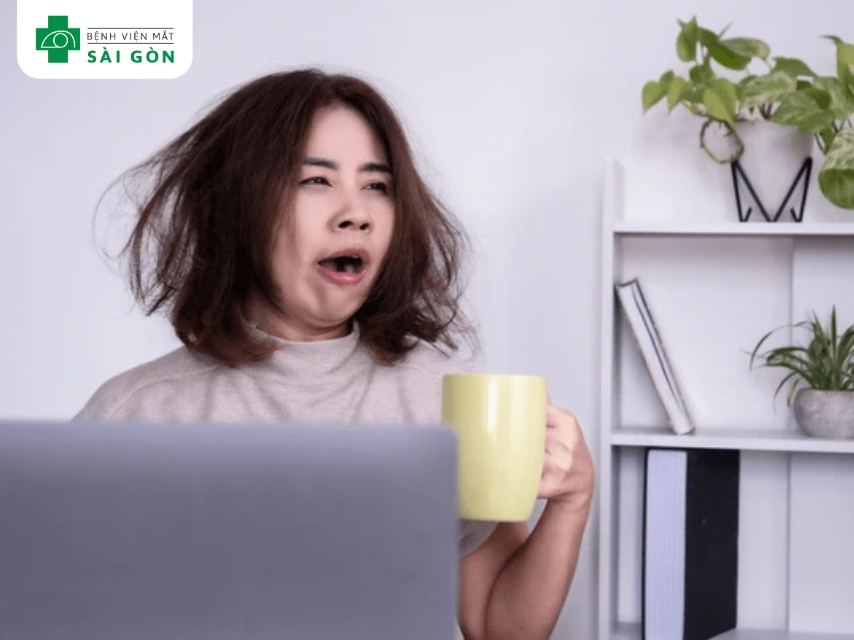 Mắt đỏ có thể do mắt mỏi hoặc cồn làm giãn mạch máu nhỏ