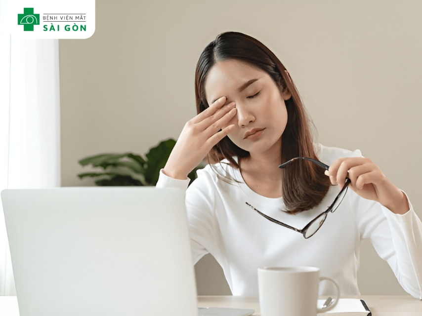 Ngồi làm việc gây mỏi mắt dẫn đến hốc mắt bị đau