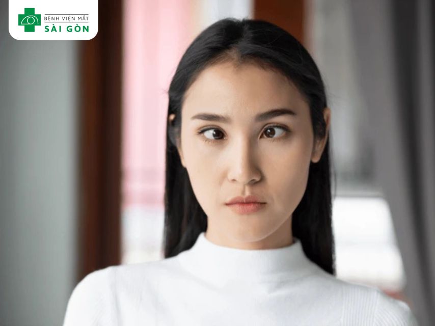 Nheo mắt liên quan đến lác mắt