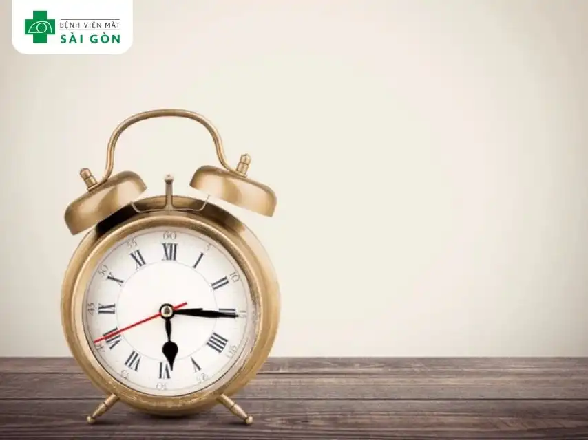 nhỏ cách nhau 5–10 phút nếu dùng nhiều loại thuốc