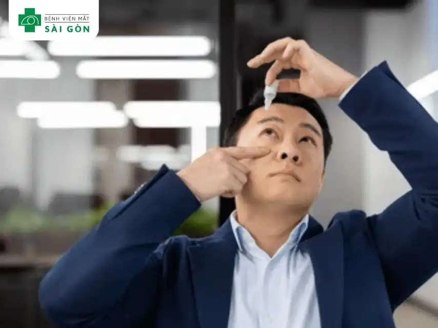 Dùng thuốc nhỏ mắt điều trị sưng mí mắt dưới