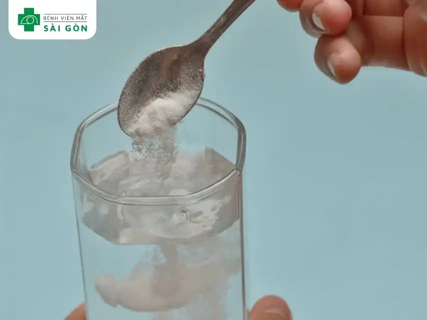 Nước muối ấm giúp giảm đau, giảm viêm