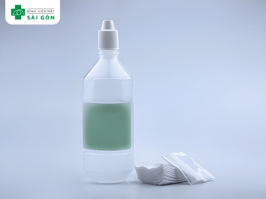 Nước muối sinh lý giúp loại bỏ bụi bẩn