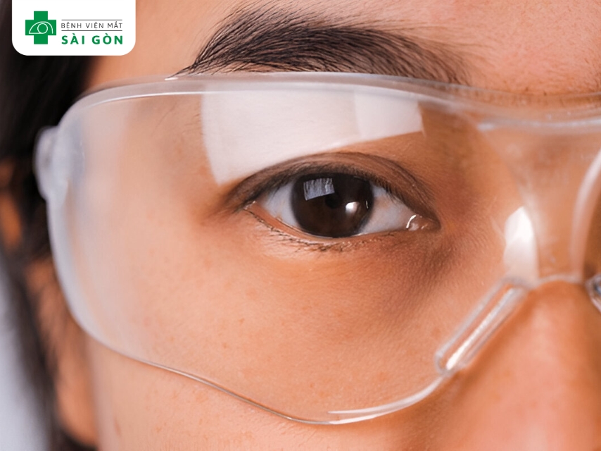 Nên đeo kính râm khi ra đường vào trời nắng