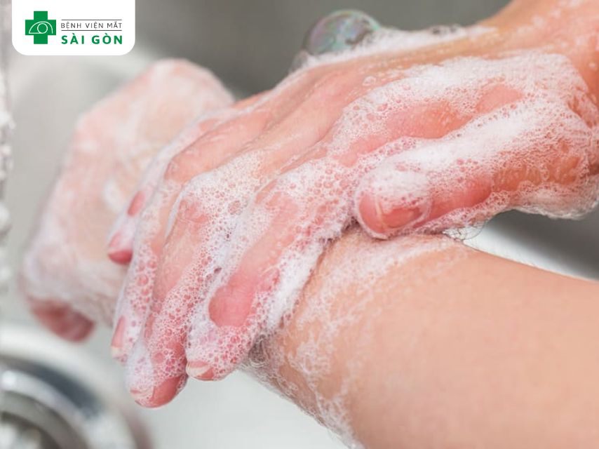 Rửa tay bằng xà phòng