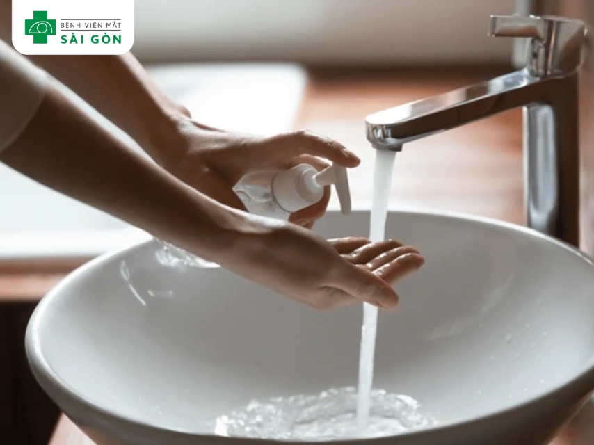 Rửa tay sạch sau khi chạm vào mụn cóc
