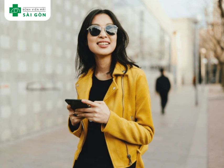 Đeo kính râm ngăn chặn tia UV