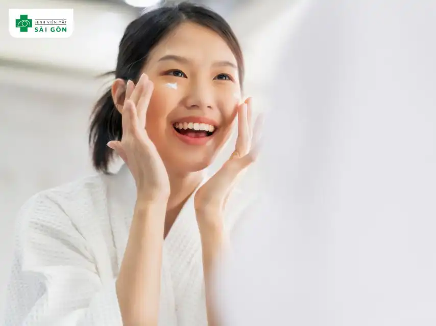 Sử dụng kem chống nắng với chỉ số bảo vệ ít nhất 30 hàng ngày