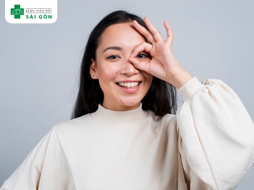 Vệ sinh sạch sẽ vùng mắt giúp phòng ngừa sụp mí mắt