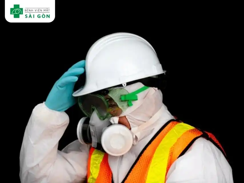 Đeo kính bảo hộ khi làm việc tiếp xúc hóa chất