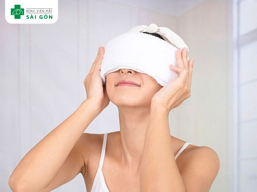 Sử dụng khăn lạnh để chườm