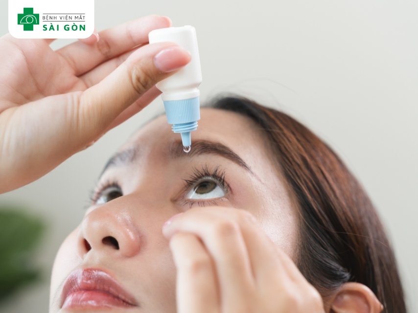 Sử dụng thuốc nhỏ mắt để duy trì độ ẩm cho mắt