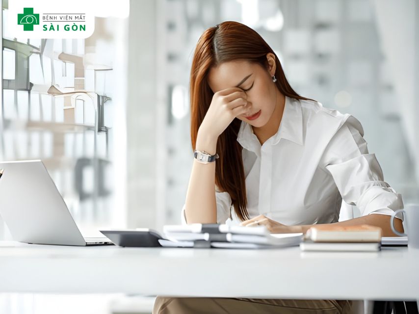 Dụi mắt thường xuyên