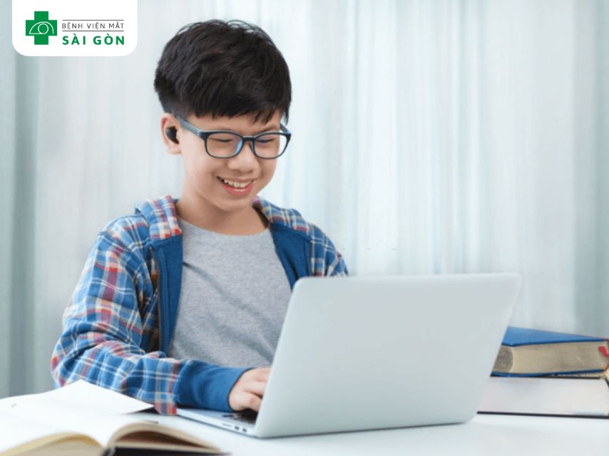 Tật khúc xạ bao gồm cận thị, viễn thị và loạn thị