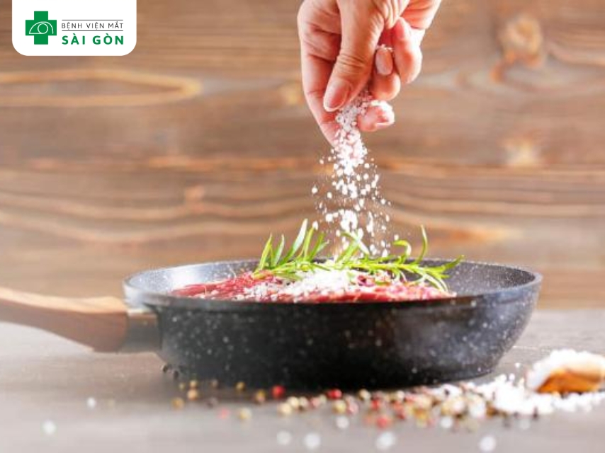 Ăn mặn gây thâm mắt