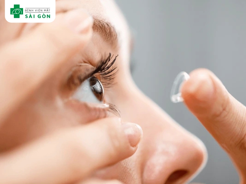 Tháo kính áp tròng nếu mắt đau hoặc không thoải mái sau khi tháo