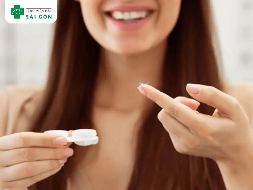 Không nhỏ thuốc khi đang đeo lens
