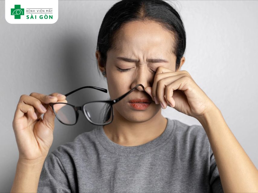 Thiếu B12 có thể gây mờ mắt