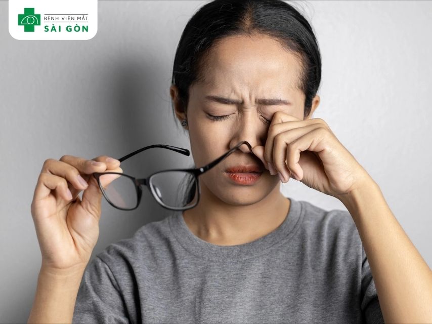 Thiếu vitamin B12 có thể gây ra giảm thị lực