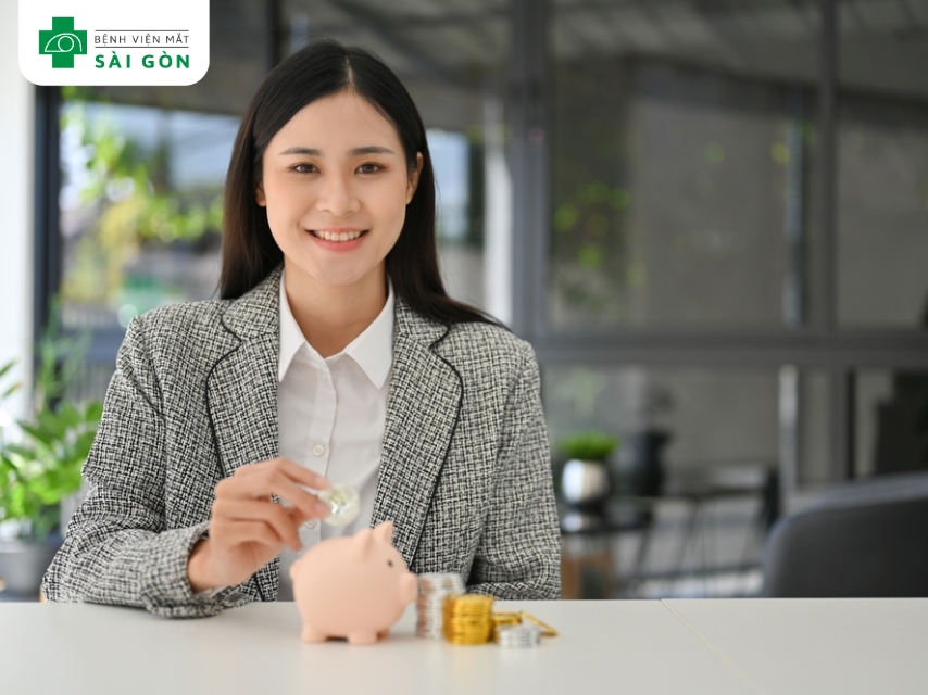 Thay kính định kỳ tốn kém