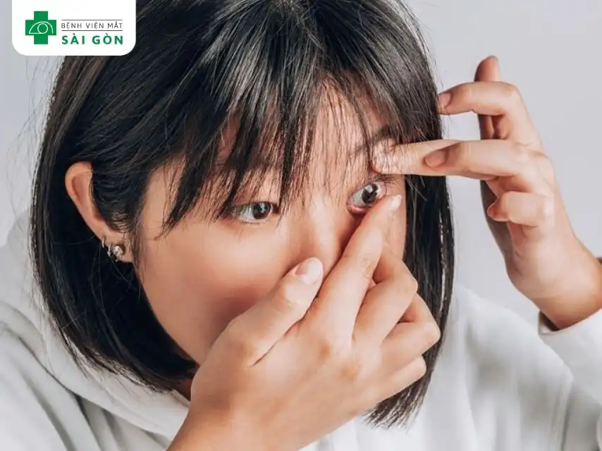 Người bị cận loạn thị thường nhìn mờ ở mọi khoảng cách