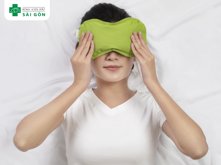 Chườm ấm trị lẹo mắt hiệu quả giai đoạn đầu