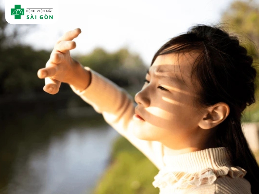 Viêm loét giác mạc hoặc glôcôm cấp gây mắt đau nhói