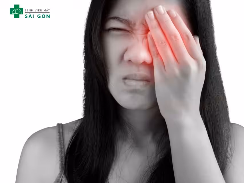 Triệu chứng khi bụi bay vào mắt