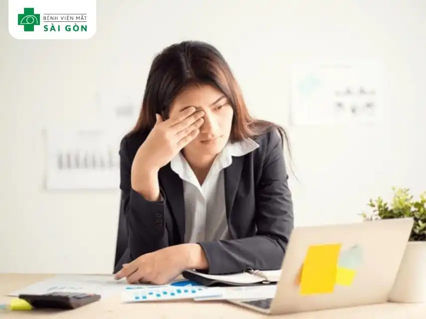 Đau âm ỉ trong mắt hoặc sâu trong hốc mắt