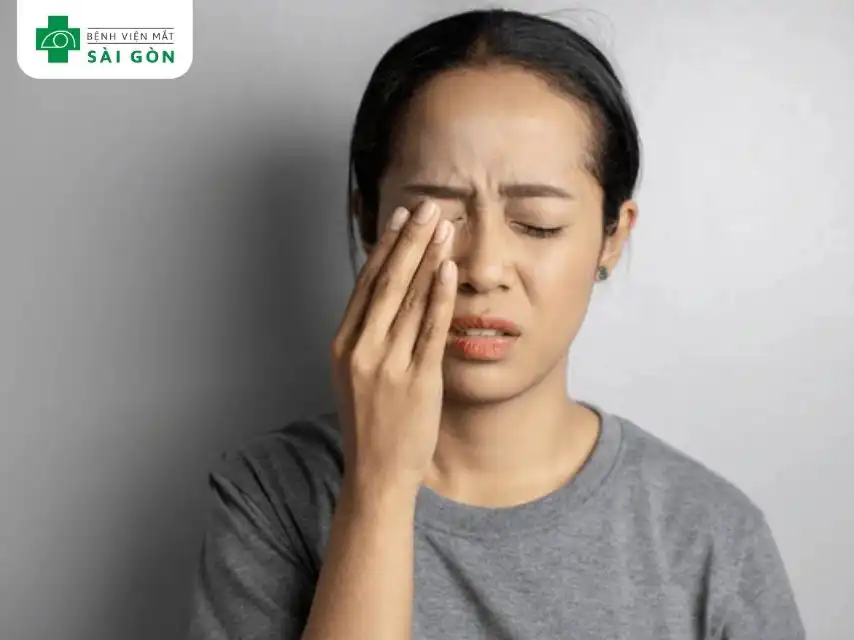 Cảm giác đau, rát, châm chích hoặc nhói ở mắt