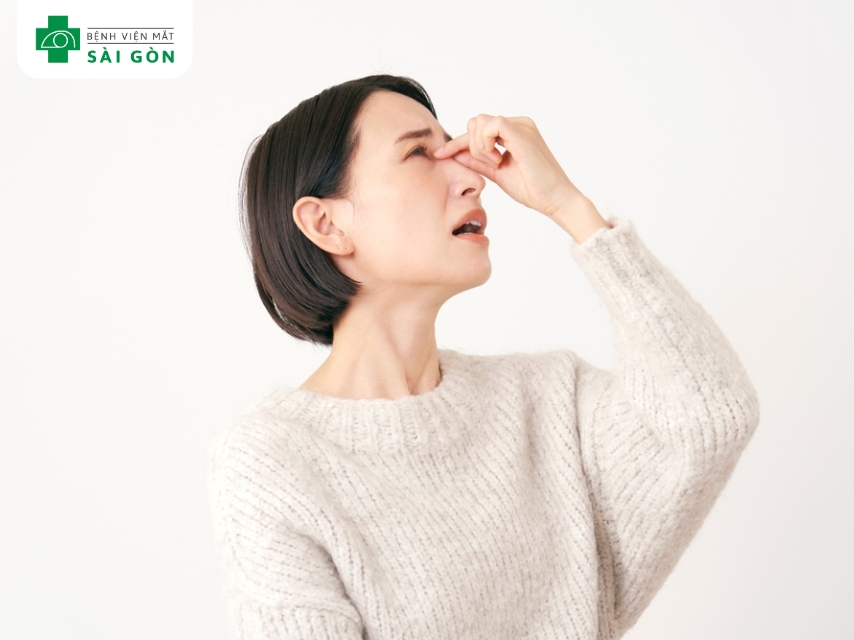 Nhạy cảm ánh sáng thường gặp sau mổ cận