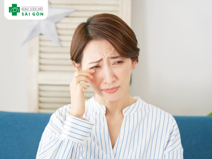 Sau mổ cận loạn xuất hiện các triệu chứng phụ