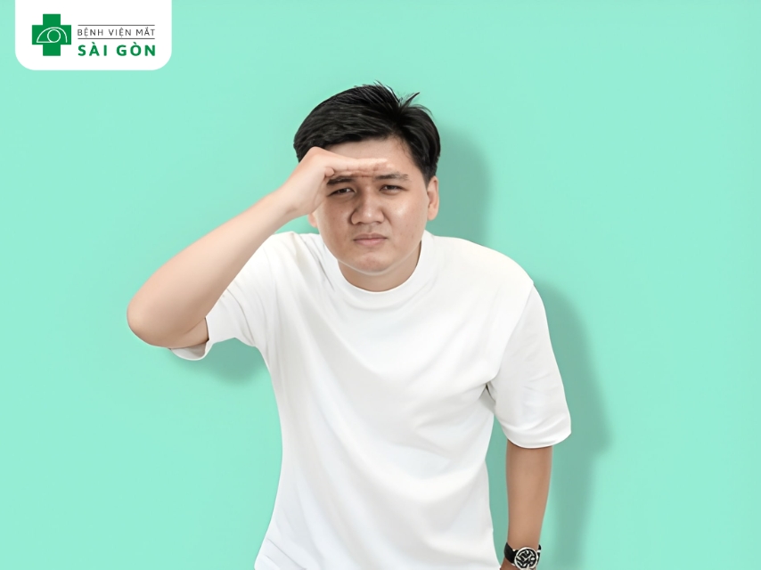 Người loạn thị phải nhíu mắt để nhìn