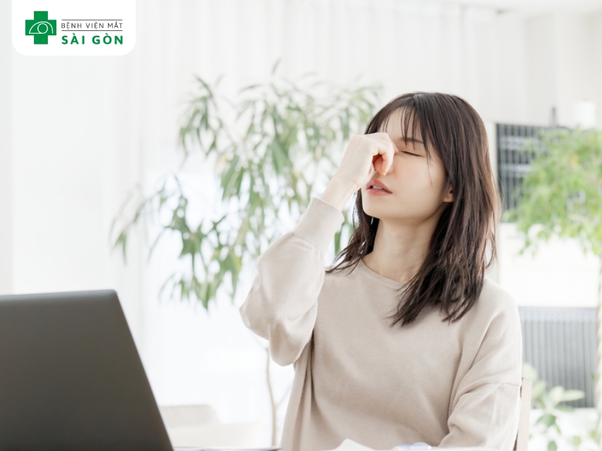 Khô mắt là dấu hiệu phổ biến sau mổ cận